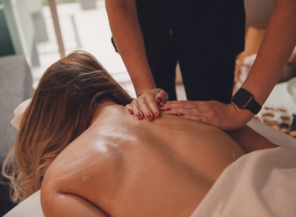 client receiving a relaxing massage